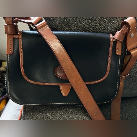 Dooney & Bourke Donegal Crest small shoulder bag/crossbody. Beautiful. - Picture 2 of 12